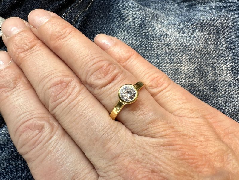 Ring zirconia gold