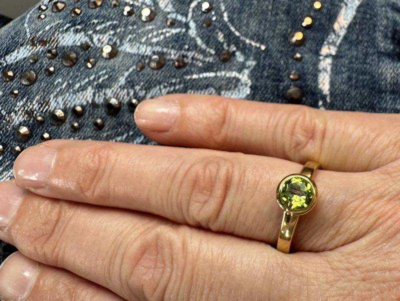 Ring peridot gold