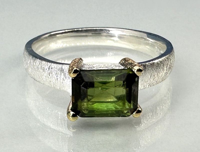 Ring green tourmaline bicolour