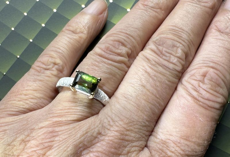 Ring green tourmaline bicolour