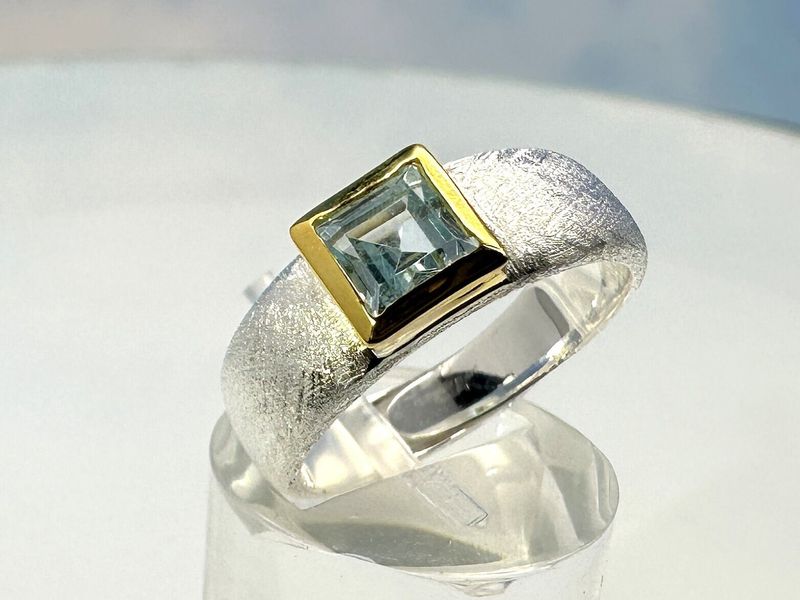 Ring topaz gold