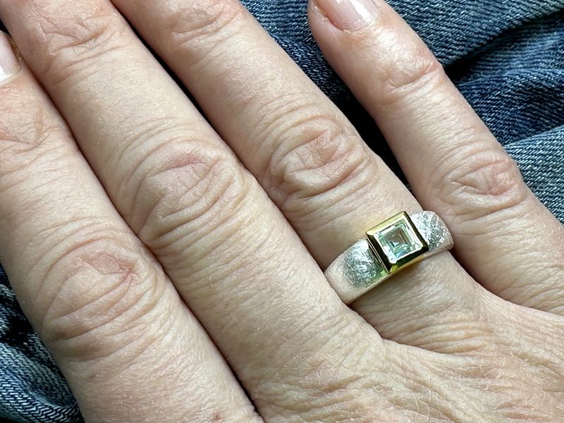 Ring topaz gold