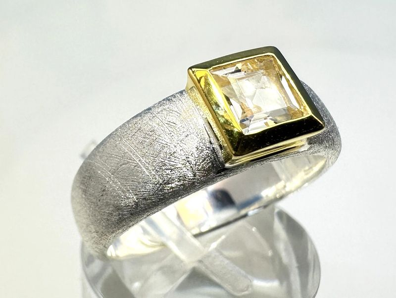 Ring white topaz gold