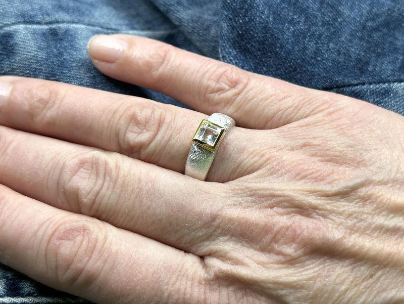 Ring white topaz gold