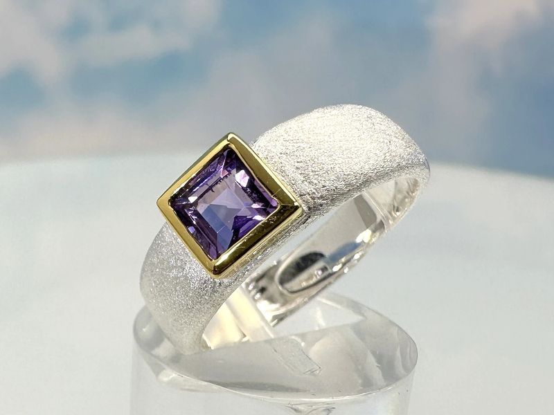 Amethyst gold ring