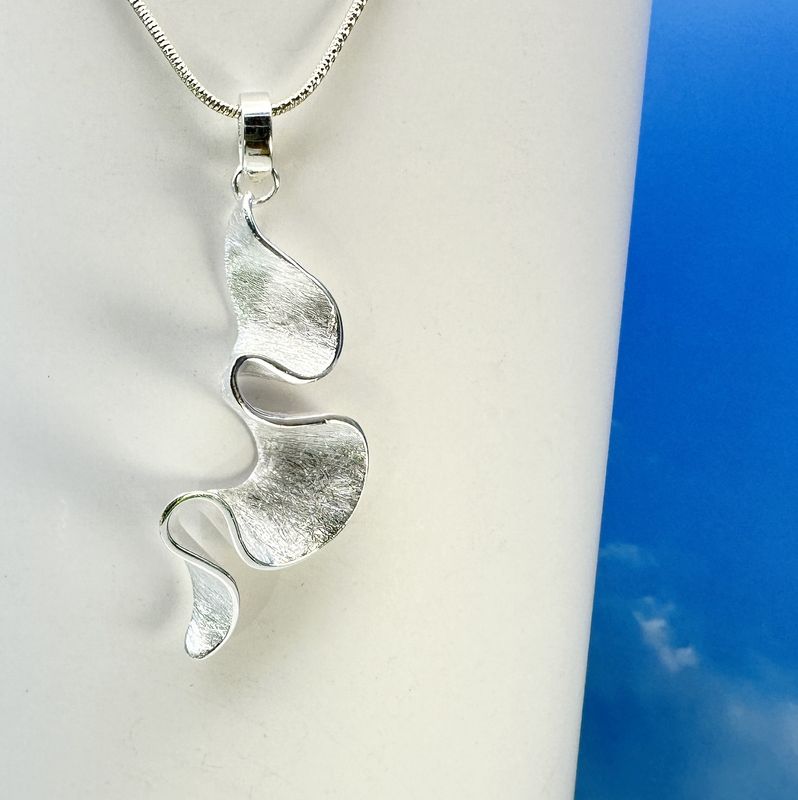Extravagant wave-shaped pendant made from 925 Sterling silver