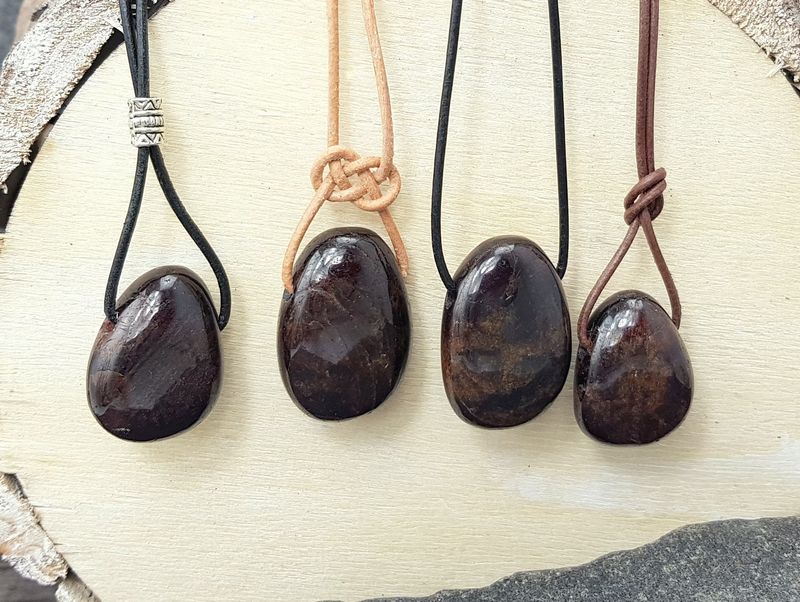 Garnet tumbled stone
