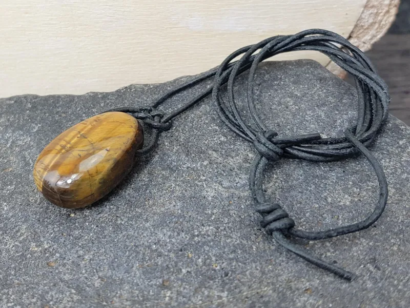 Tiger's eye tumbled stone