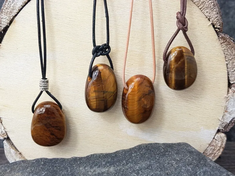Tiger&#39;s eye tumbled stone