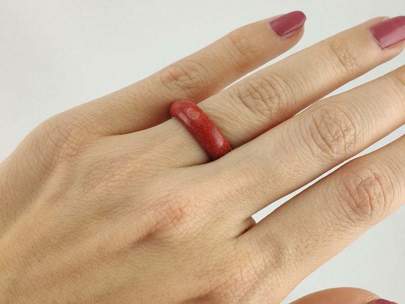 Ring made of polished foam coral