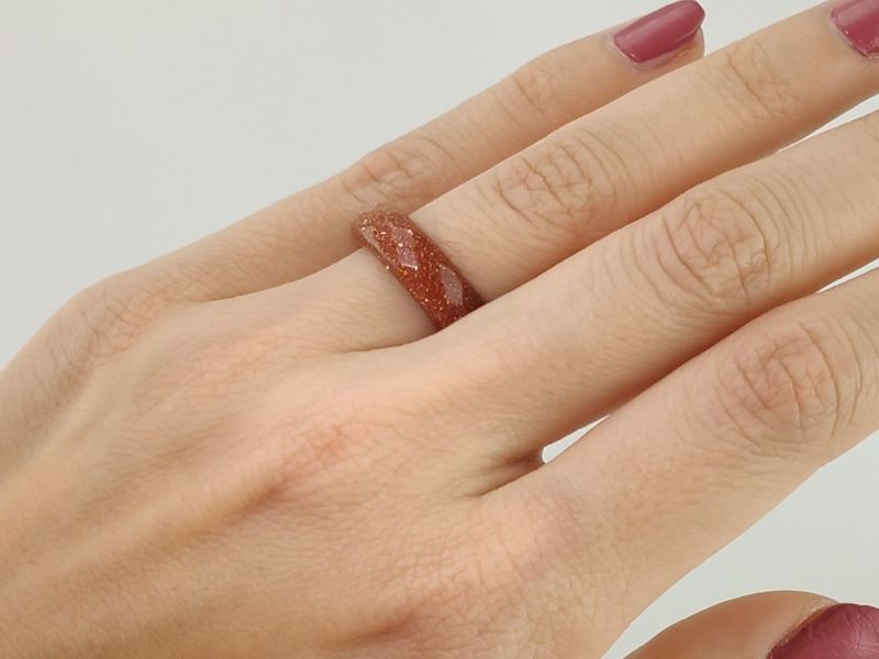 Faceted goldstone ring