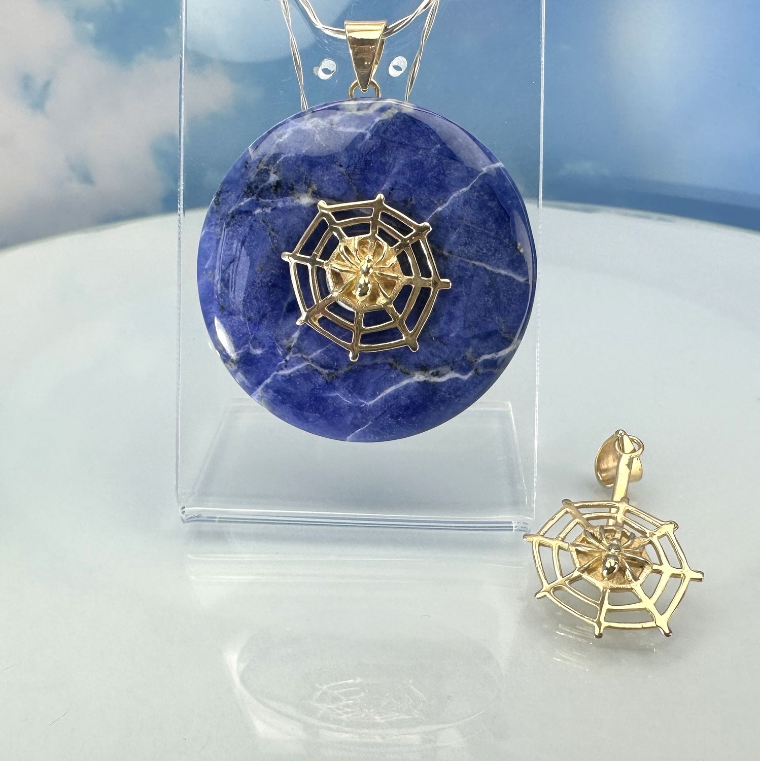 Donut holder in the shape of a spider&#39;s web made from gold-plated copp