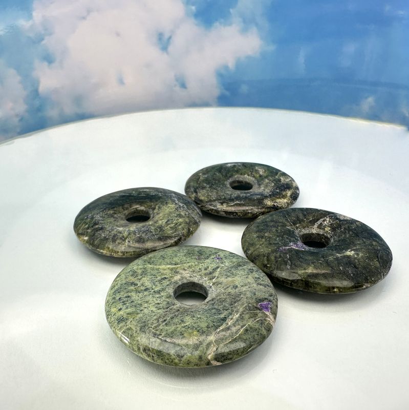 Donut Stichtite in Serpentine
