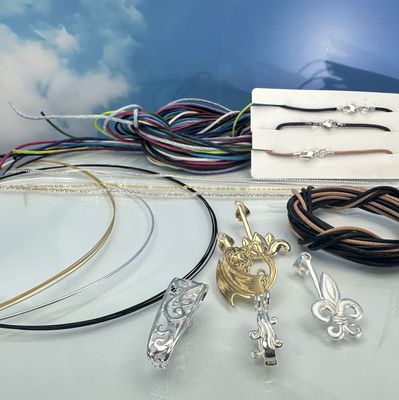 Gemstone jewellery accessories Silver chains Gold chains Leather chains Leather straps Cotton straps Donut holder Steinzauber