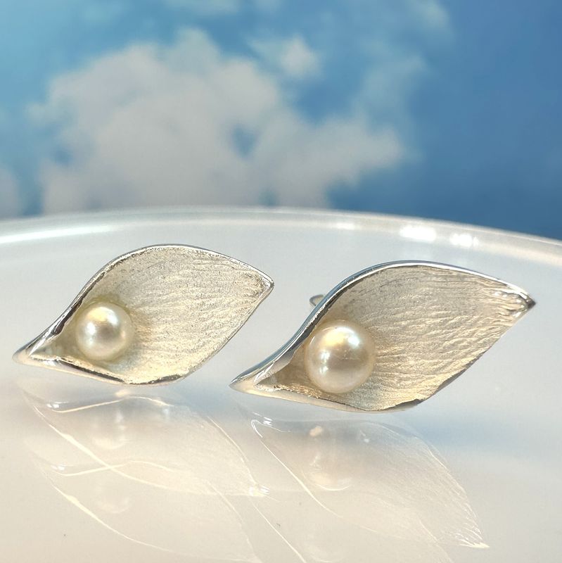 Calla flower earrings made from genuine pearls and 925 silverCalla flower earrings made from genuine pearls and 925 silver