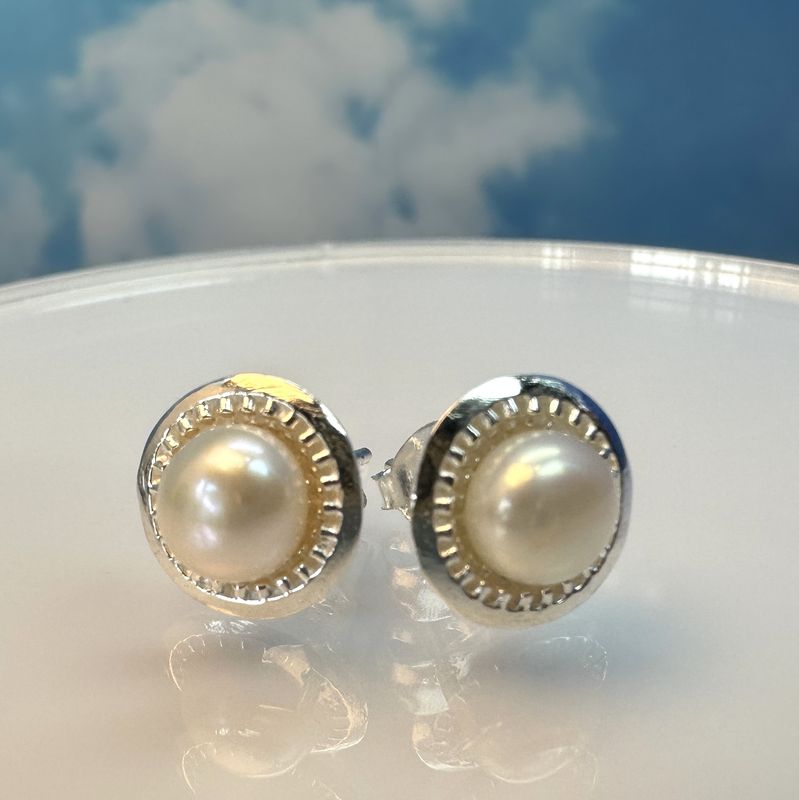 Timeless classic earrings with genuine pearls, 925 silver