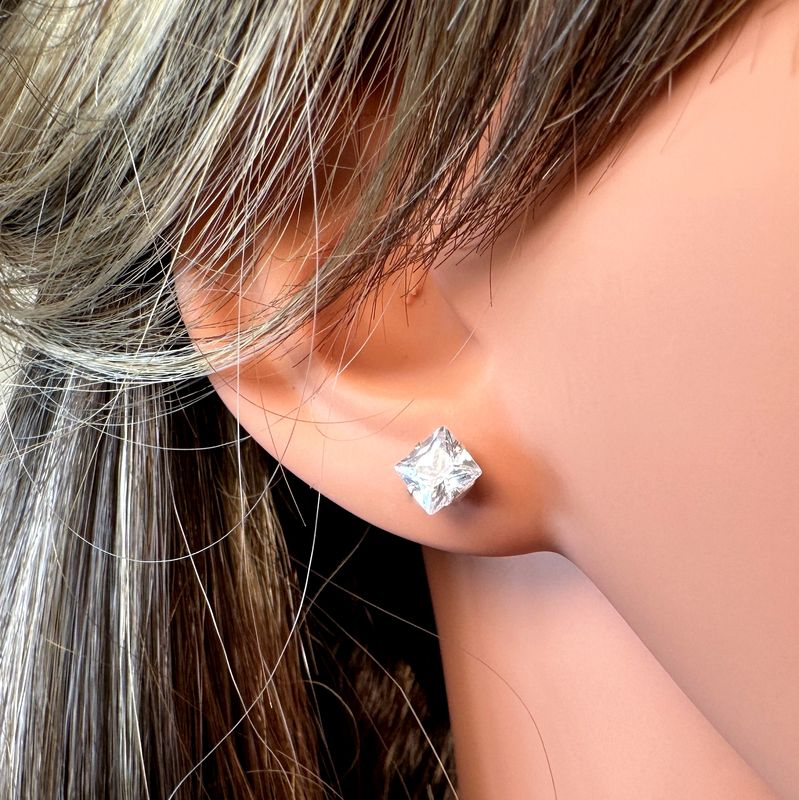 Sparkling, timeless earrings with zirconia in 925 silver.