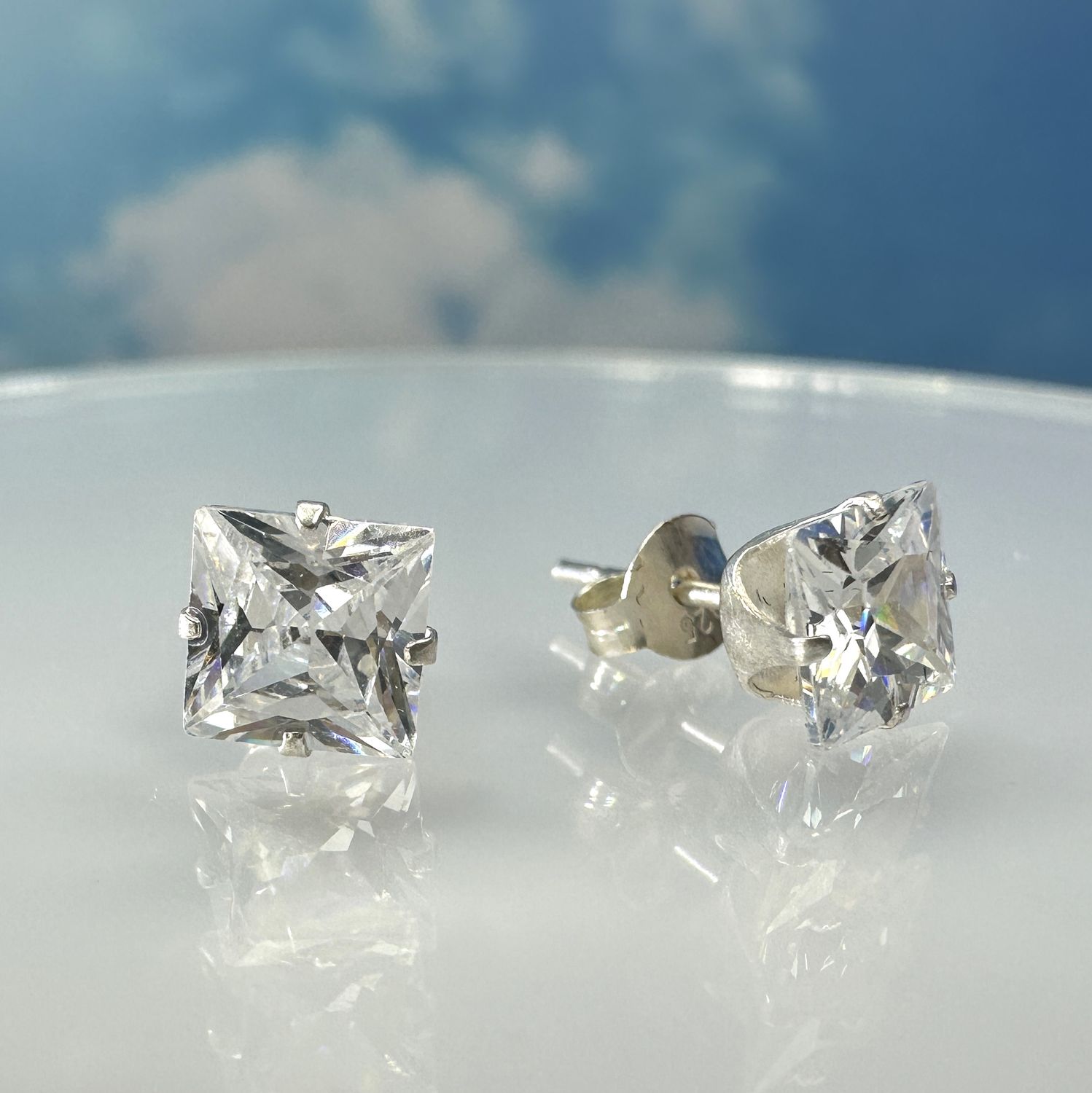 Sparkling, timeless earrings with zirconia in 925 silver.