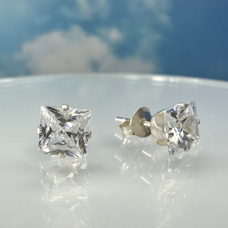 Sparkling, timeless earrings with zirconia in 925 silver.