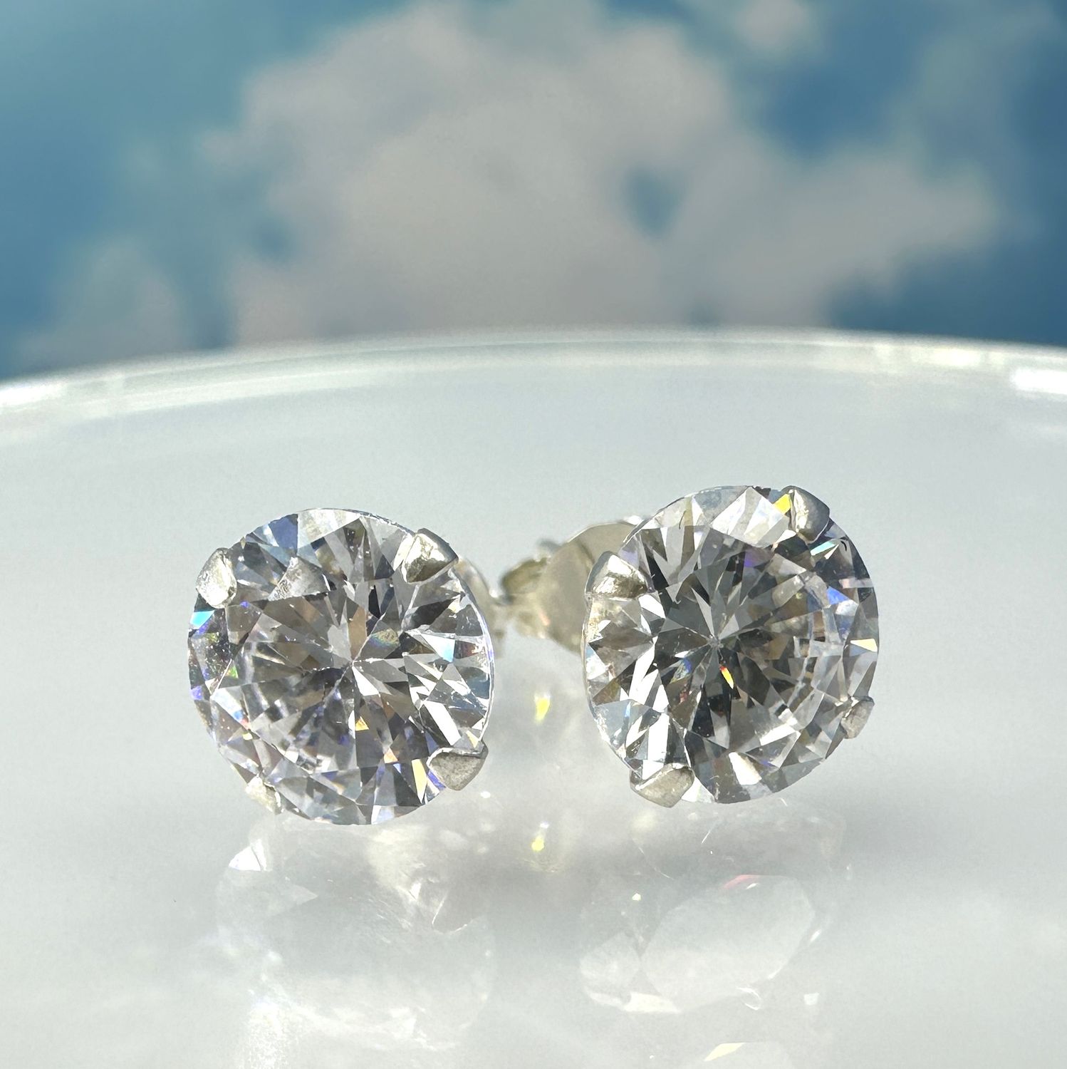 Sparkling, timeless earrings with zirconia in 925 silver.