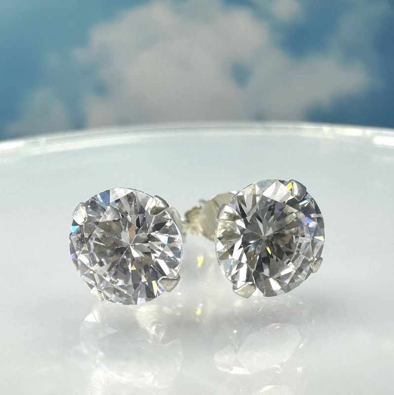 Sparkling, timeless earrings with zirconia in 925 silver.