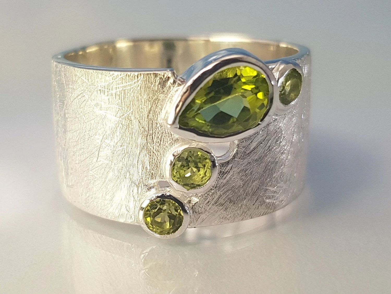 Ring Peridot Olivine Faceted Silver