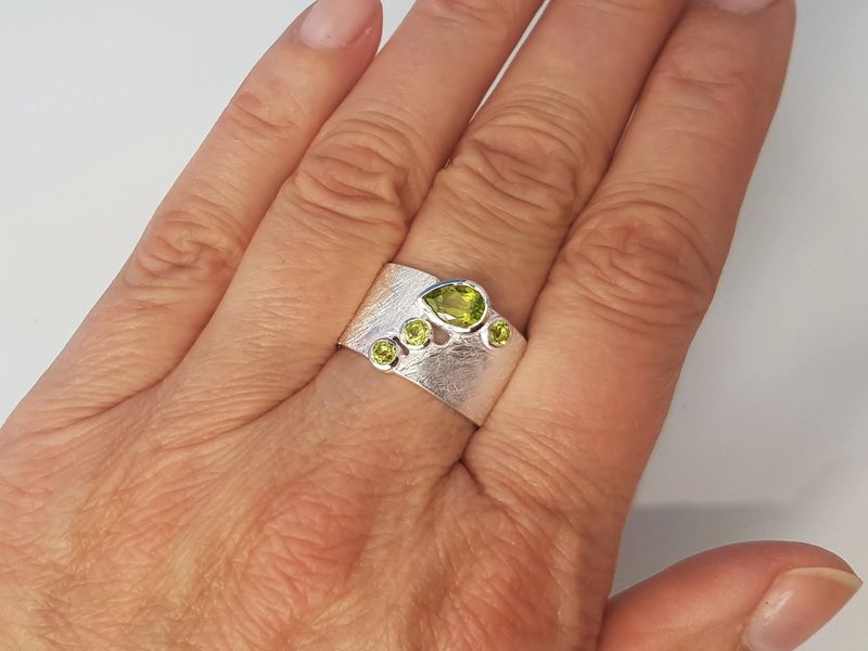Ring Peridot Olivine Faceted Silver