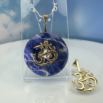 Donut holder Om made of gold-plated copper