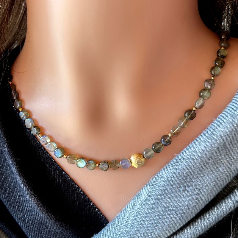 An exquisite, timeless gemstone necklace featuring button-cut labradorite combined with elements of 925 sterling silver.