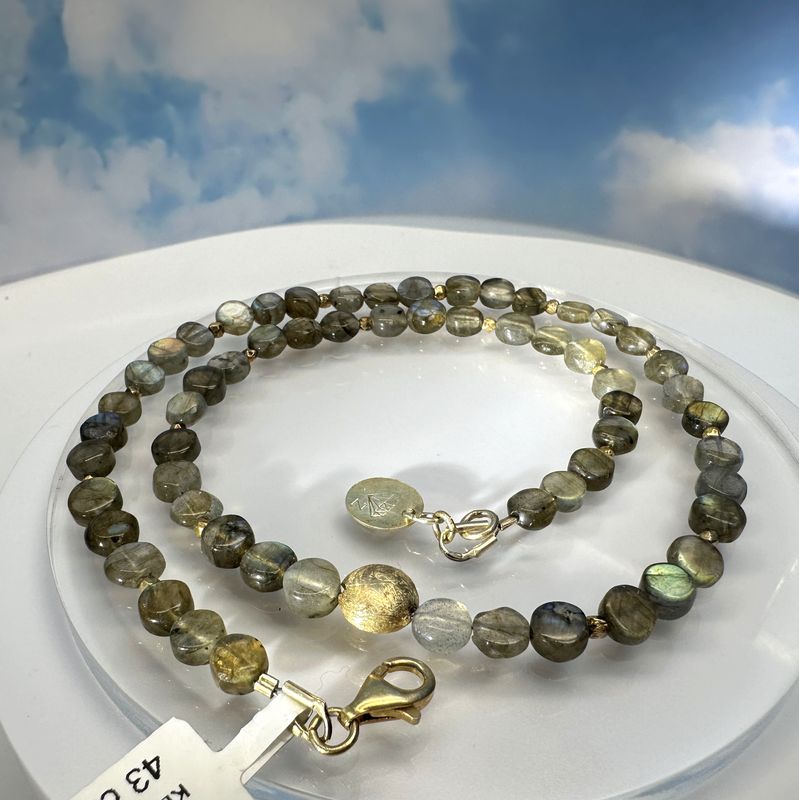 An exquisite, timeless gemstone necklace featuring button-cut labradorite combined with elements of 925 sterling silver.