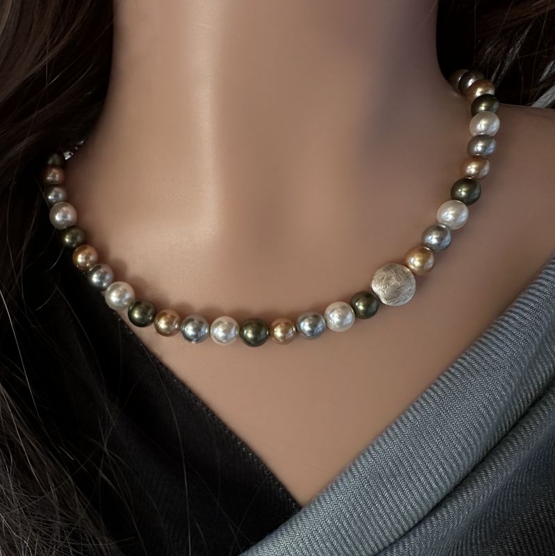 Elegant necklace made of tricolor cultured shell pearls combined with 925 silver