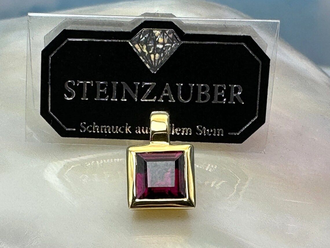 Rhodolite gold pendant