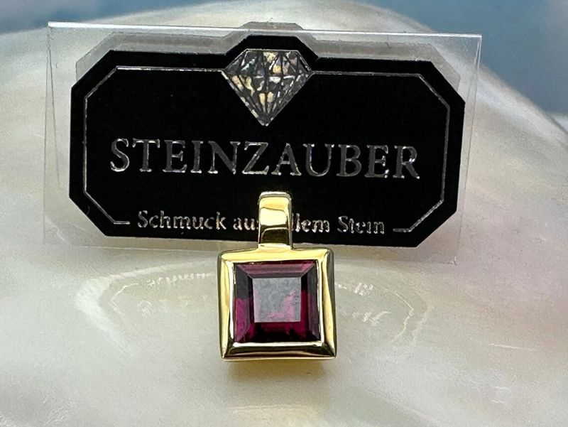 Rhodolite gold pendant