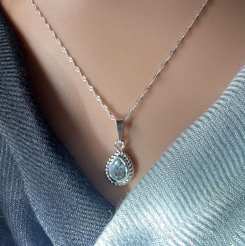 
Twisted, delicate chain with a pendant made of genuine faceted topaz, set in 925 sterling silver.