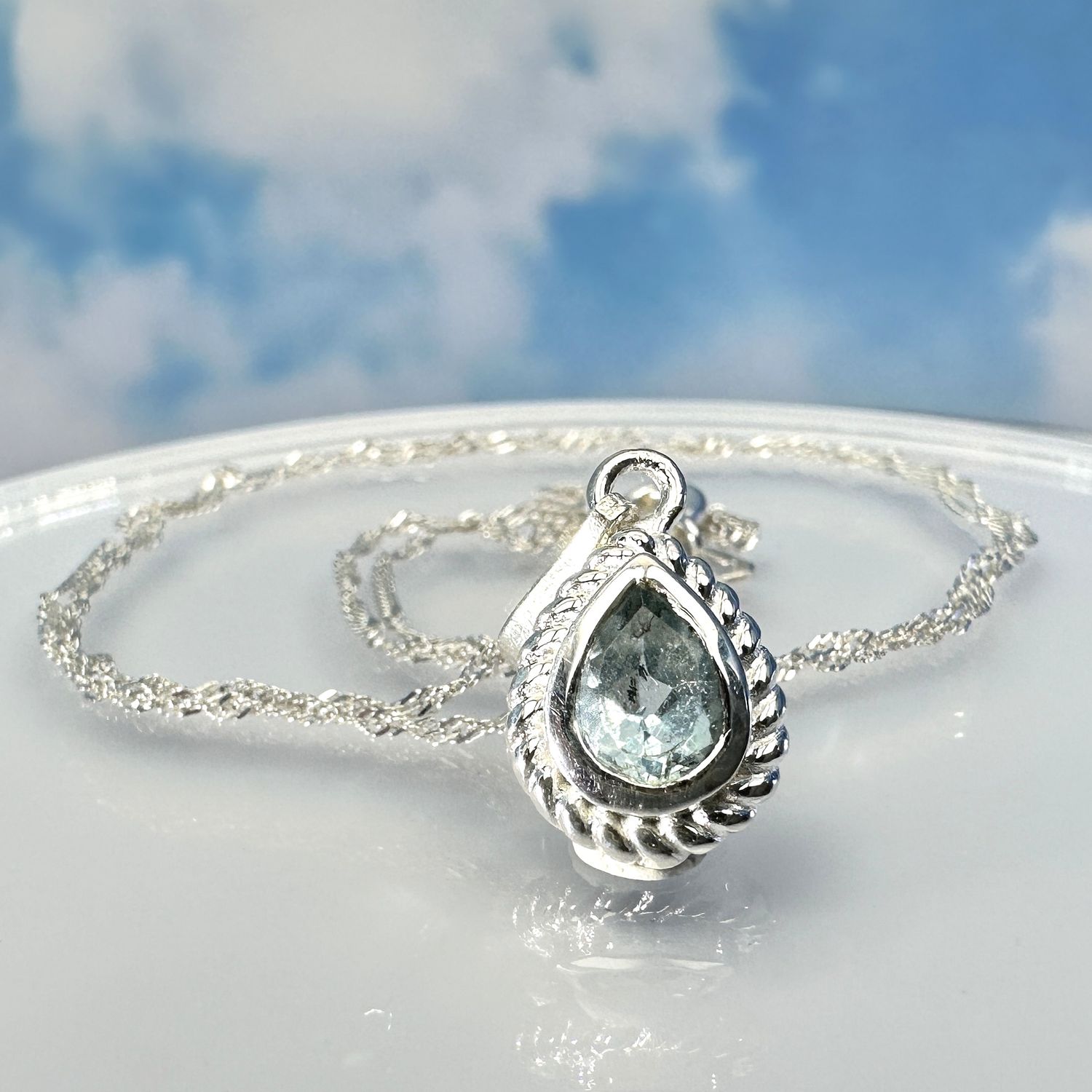 
Twisted, delicate chain with a pendant made of genuine faceted topaz, set in 925 sterling silver.