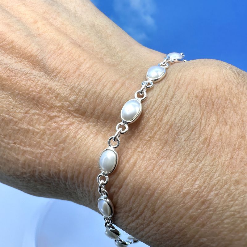 
Elegant, delicate bracelet made of 925 sterling silver with real pearls.