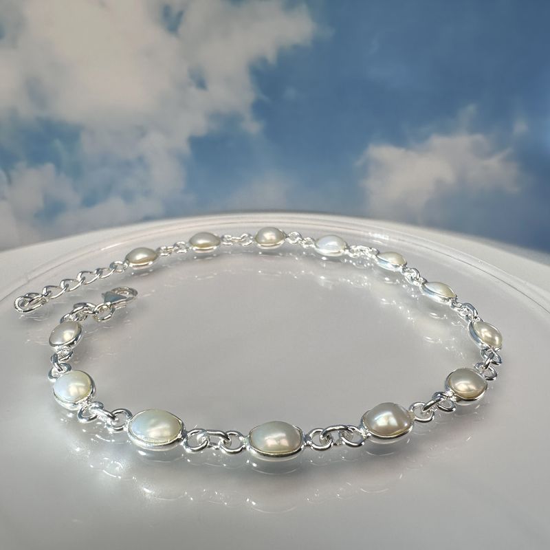 
Elegant, delicate bracelet made of 925 sterling silver with real pearls.