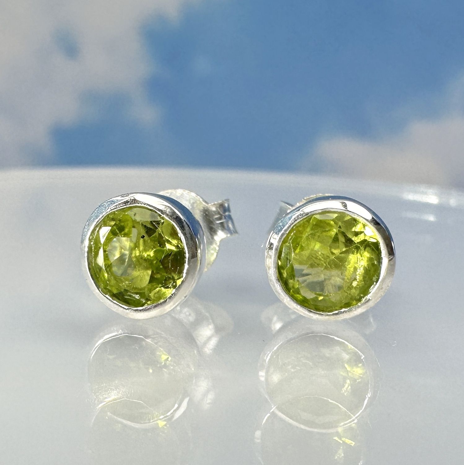 
Beautiful, real, faceted peridot earrings/studs made of 925 sterling silver. 