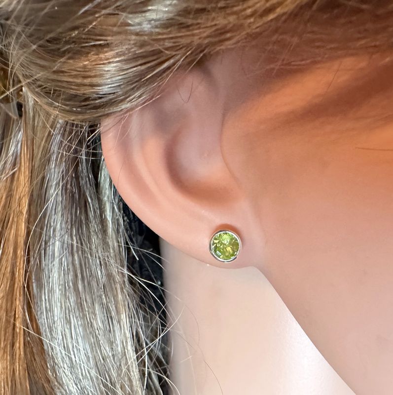 
Beautiful, real, faceted peridot earrings/studs made of 925 sterling silver. 