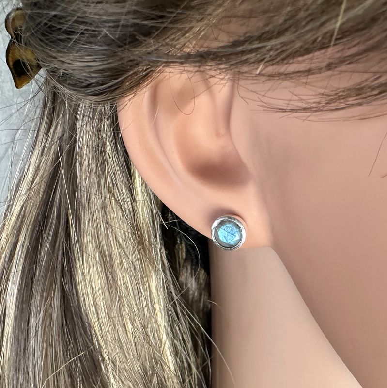 
Beautiful, genuine, faceted labradorite earrings/studs made of 925 sterling silver