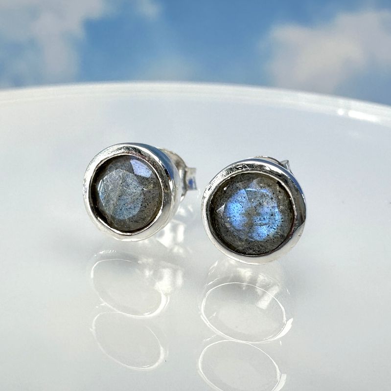 
Beautiful, genuine, faceted labradorite earrings/studs made of 925 sterling silver