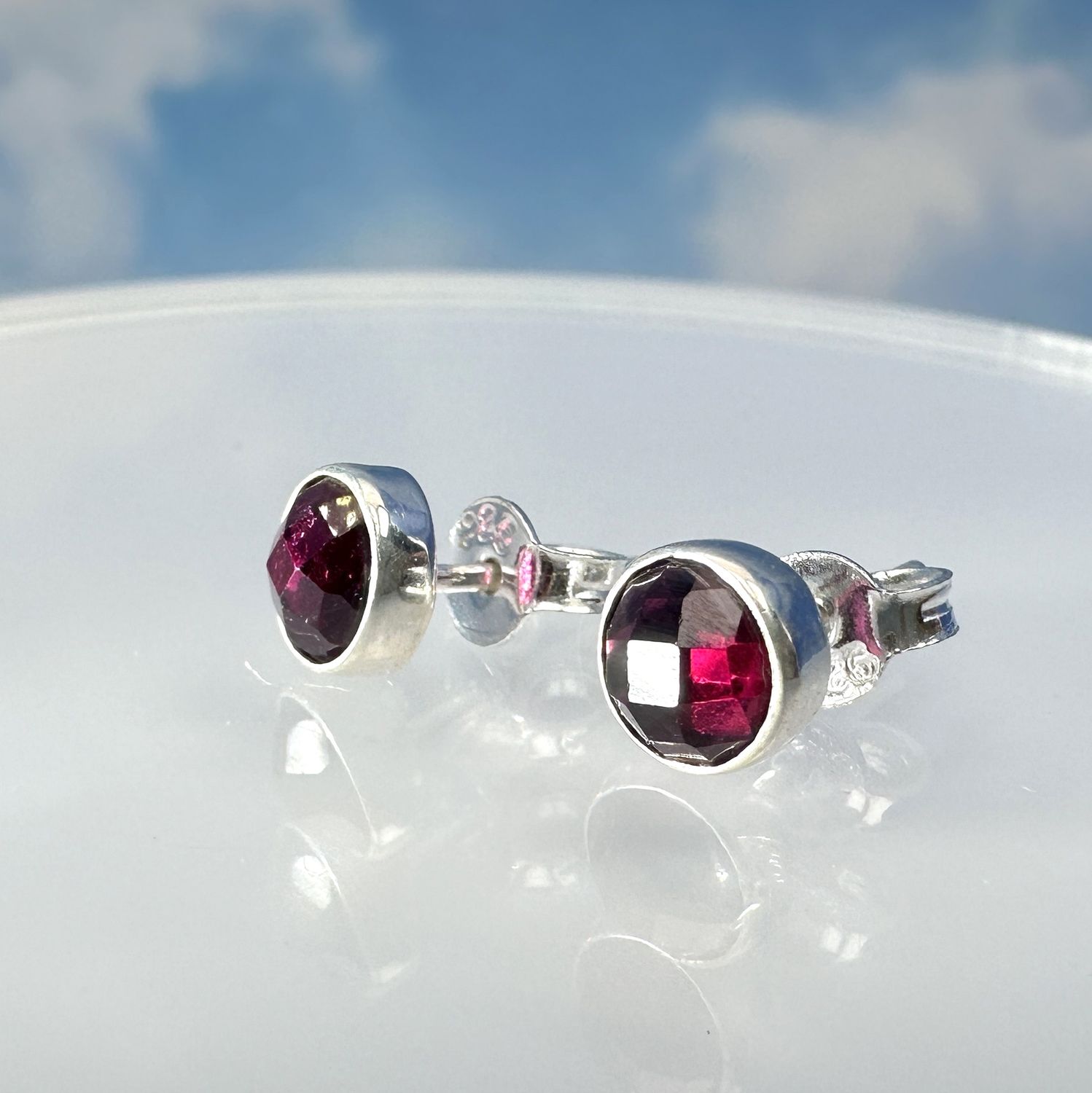 
Beautiful, real, faceted garnet stones set in 925 sterling silver. 