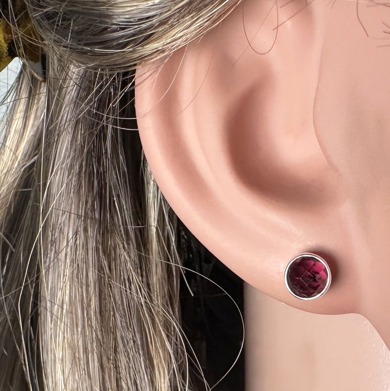 
Beautiful, real, faceted garnet stones set in 925 sterling silver. 