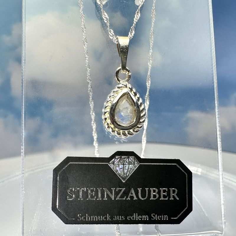 Twisted, delicate necklace with a pendant made of genuine faceted moonstone / rainbowmoonstone, set in 925 sterling silver.