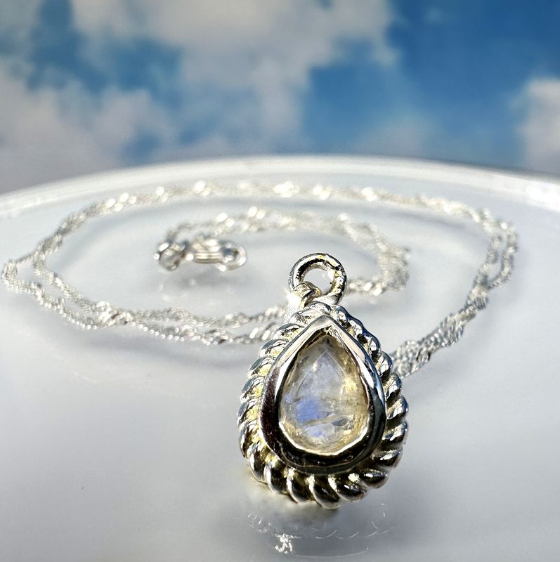Twisted, delicate necklace with a pendant made of genuine faceted moonstone / rainbowmoonstone, set in 925 sterling silver.