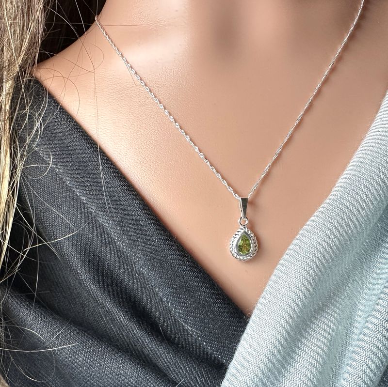 
Twisted, delicate necklace with a pendant made of real faceted peridot, set in 925 sterling silver. 