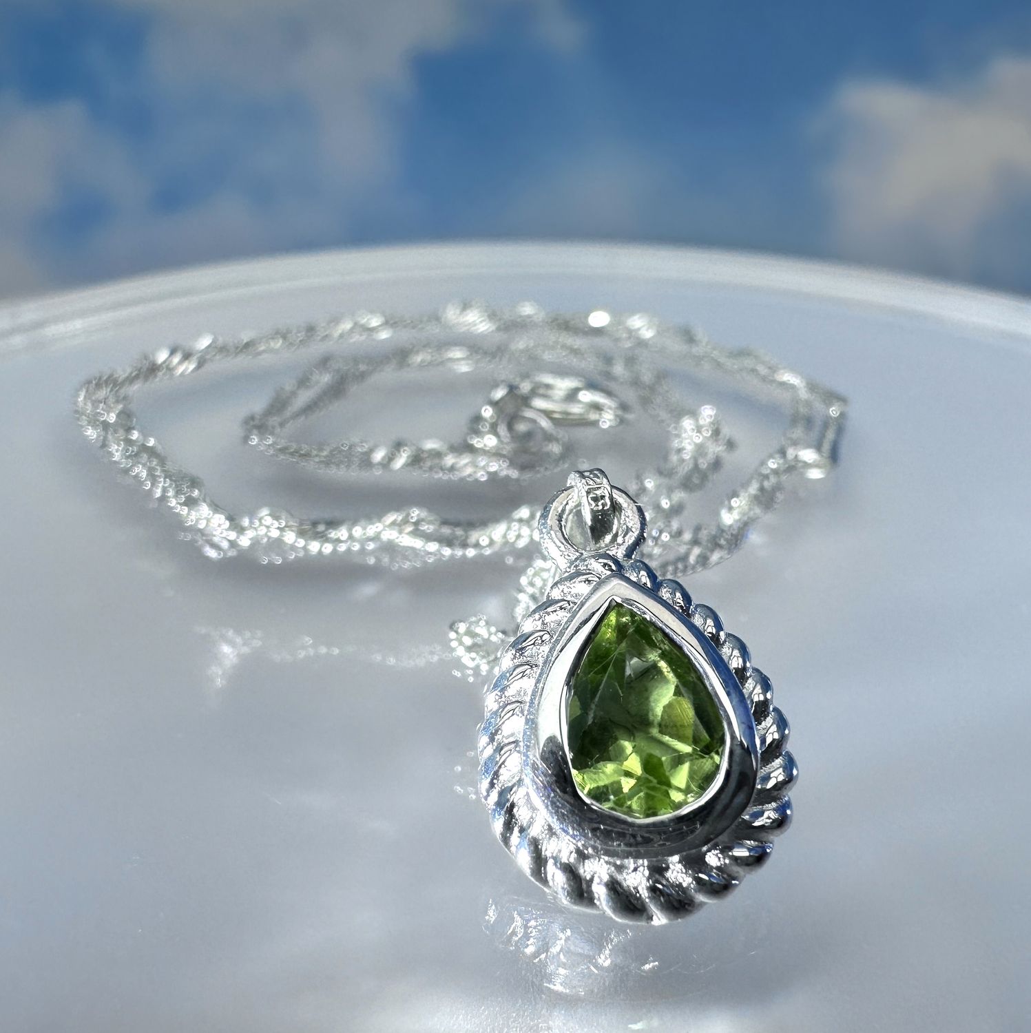 
Twisted, delicate necklace with a pendant made of real faceted peridot, set in 925 sterling silver. 