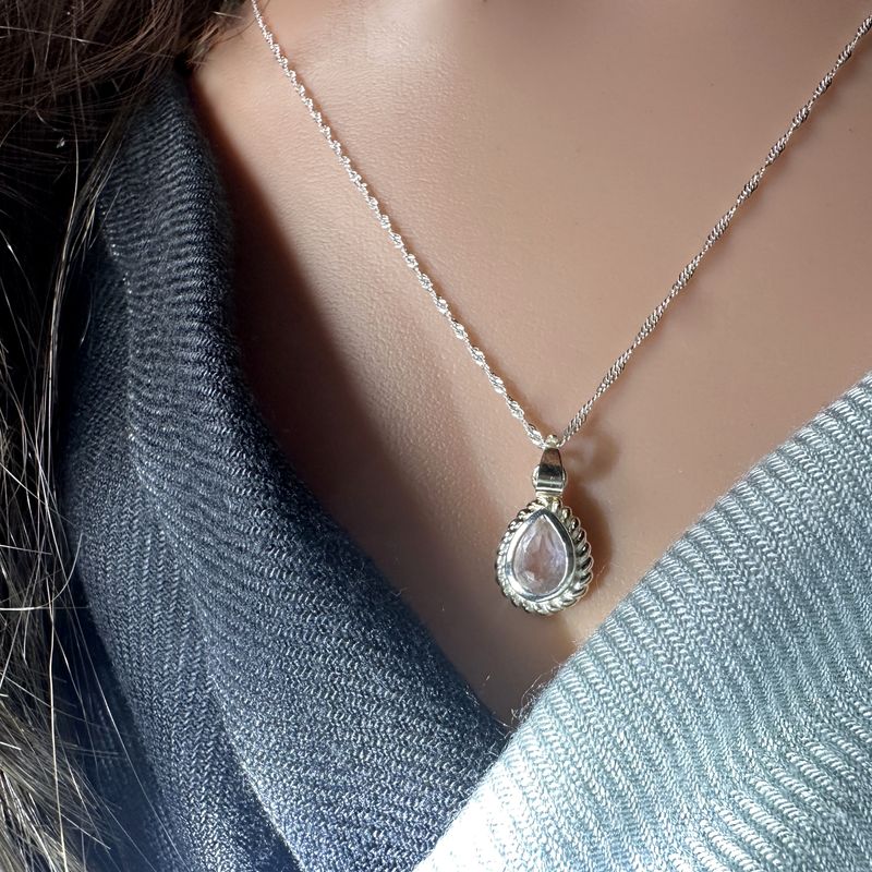 
Twisted, delicate necklace with a pendant made of real faceted peridot, set in 925 sterling silver. 