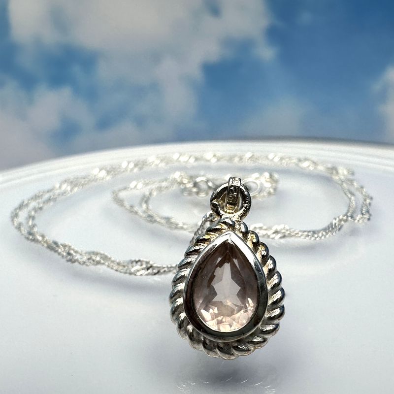 
Twisted, delicate necklace with a pendant made of real faceted peridot, set in 925 sterling silver. 