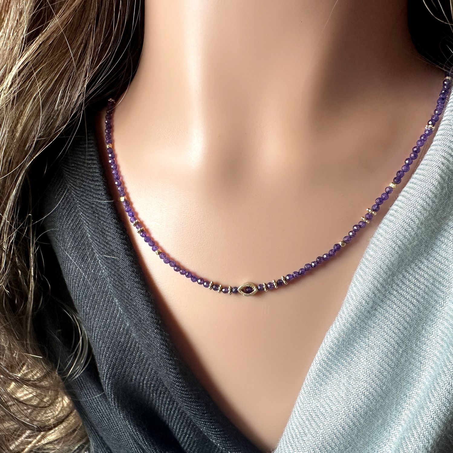 
Gemstone necklace "purpel shine" made of faceted dark amethyst with elements made of hard gold-plated 925 sterling silver.